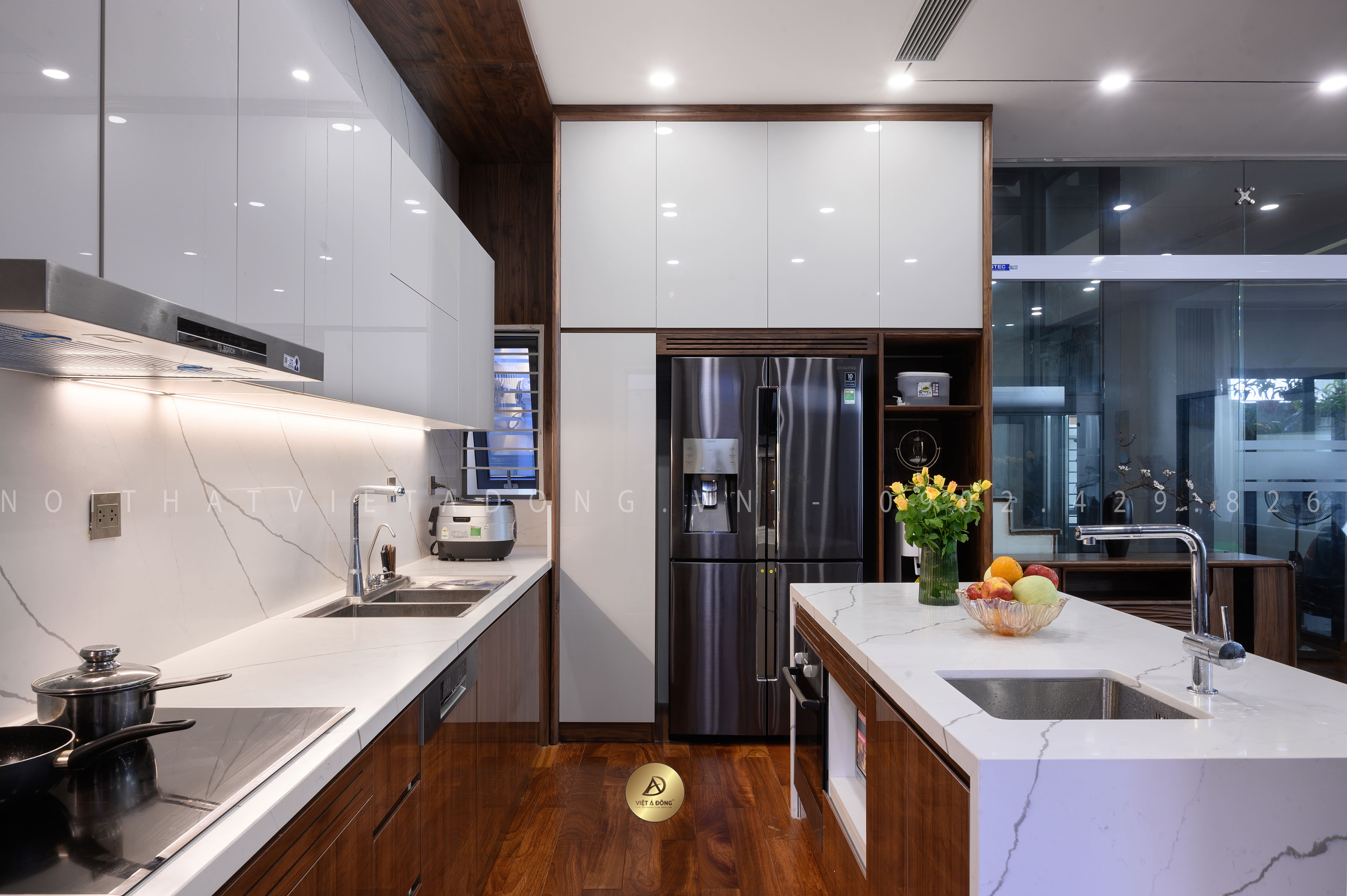 Tủ bếp gỗ tự nhiên kết hợp cánh Acrylic